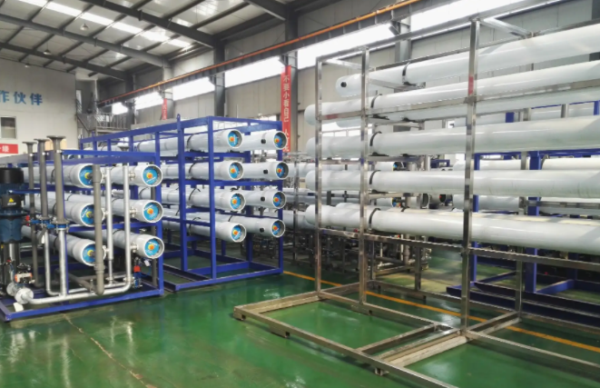 工業(yè)<a href=http://m.zhxyi.cn/fstcjssb/ target=_blank class=infotextkey>反滲透凈水設(shè)備</a>展示